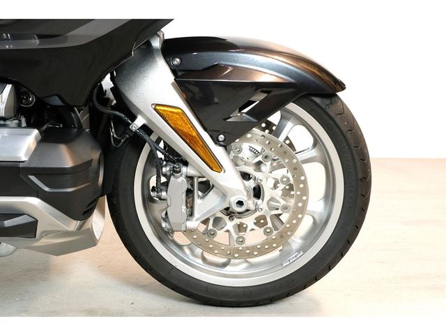 honda - gl-1800-goldwing-touring-deluxe