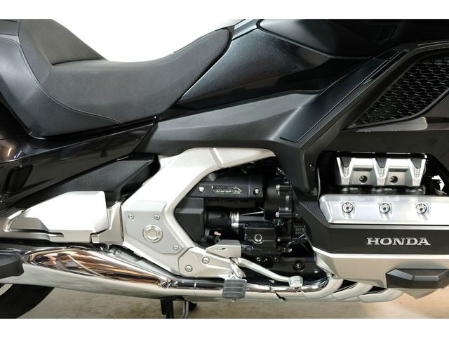 honda - gl-1800-goldwing-touring-deluxe