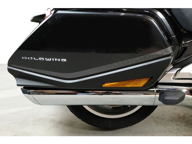 honda - gl-1800-goldwing-touring-deluxe