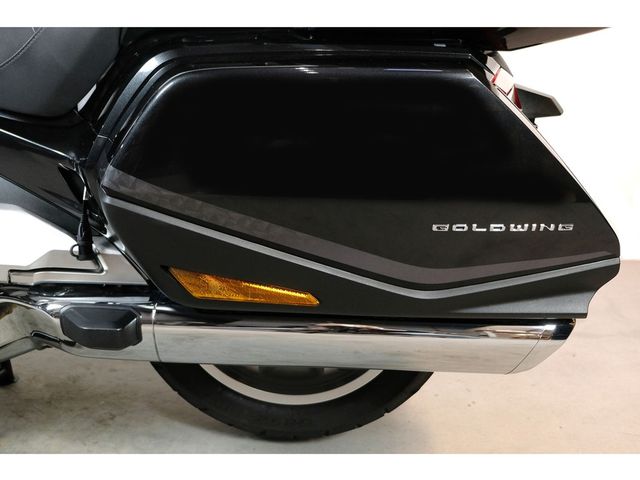 honda - gl-1800-goldwing-touring-deluxe