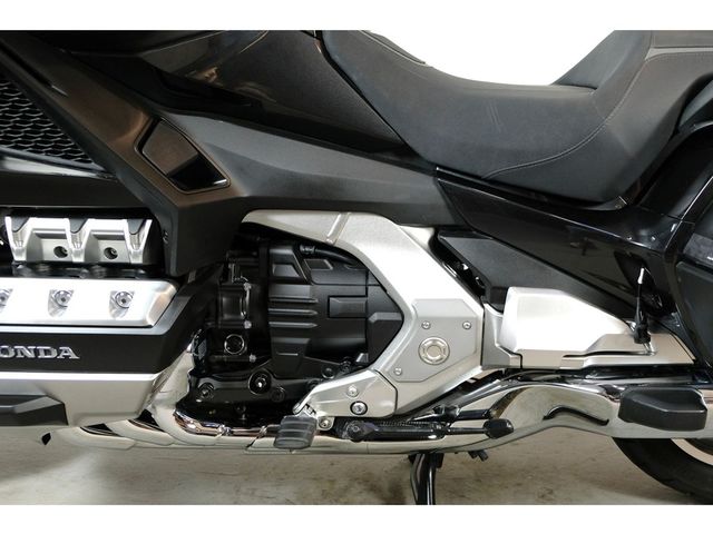 honda - gl-1800-goldwing-touring-deluxe