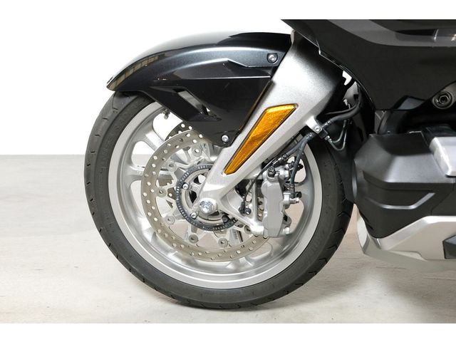 honda - gl-1800-goldwing-touring-deluxe