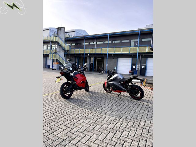 ULTRAVIOLETTE - f-77-mach-2