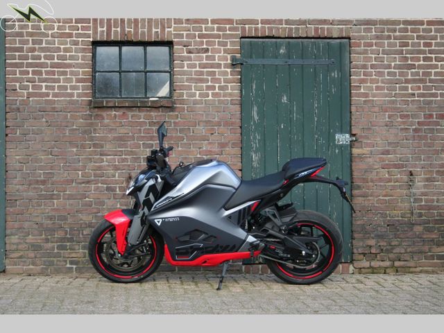 ULTRAVIOLETTE - f-77-mach-2