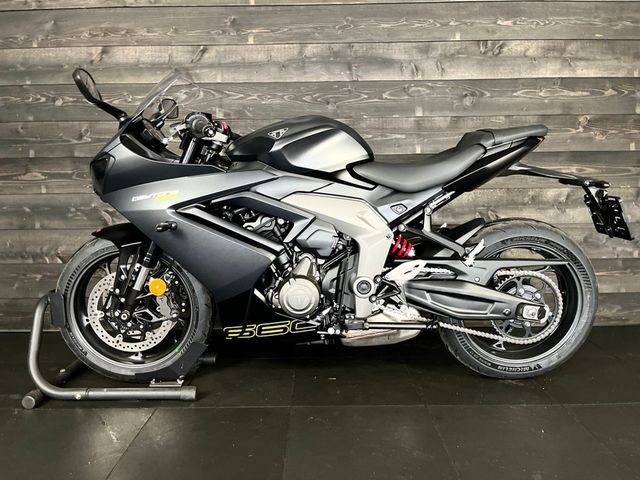 triumph - daytona-660