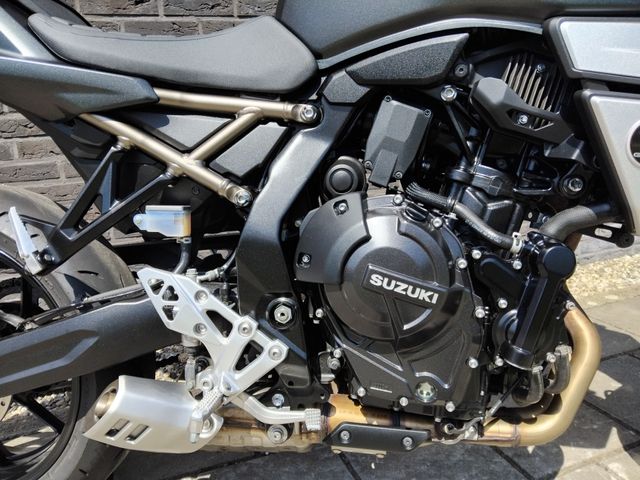 suzuki - gsx-8t