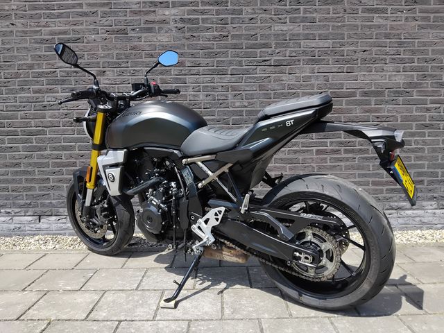 suzuki - gsx-8t