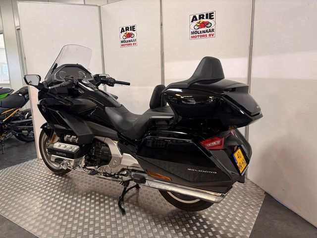 honda - gl-1800-goldwing-tour