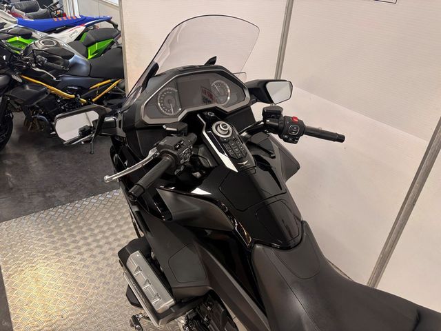 honda - gl-1800-goldwing-tour