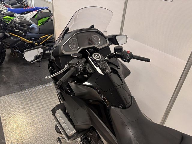 honda - gl-1800-goldwing-tour