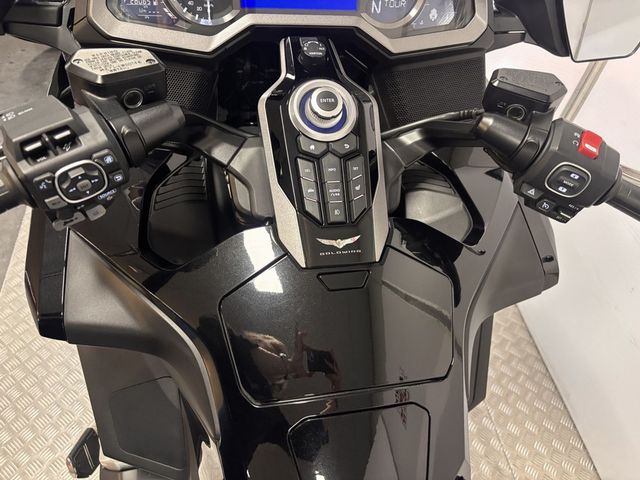 honda - gl-1800-goldwing-tour