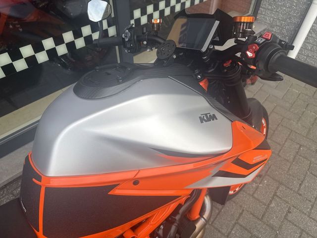 ktm - 1290-super-duke-r