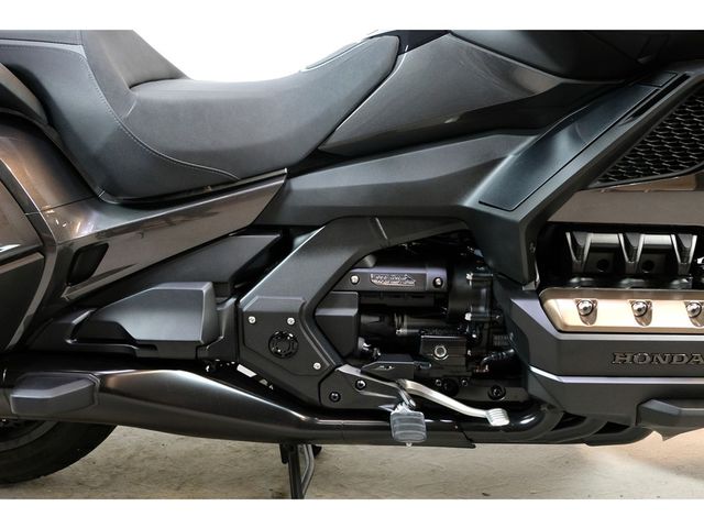 honda - gl-1800-goldwing-touring-deluxe