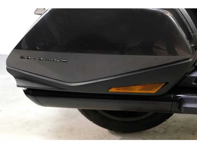 honda - gl-1800-goldwing-touring-deluxe