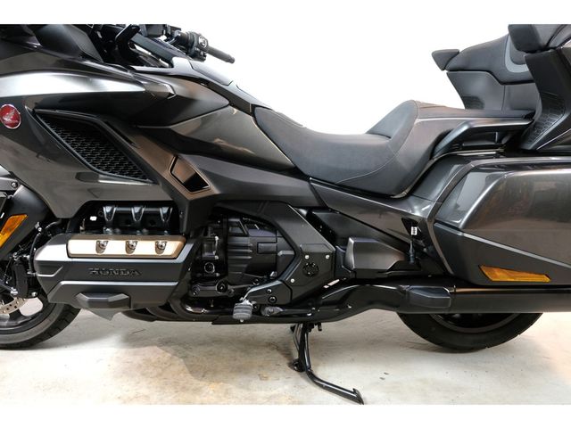 honda - gl-1800-goldwing-touring-deluxe