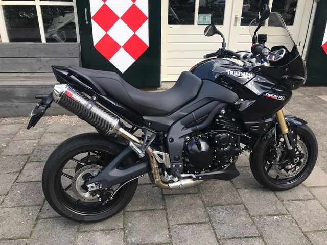 triumph - tiger-1050