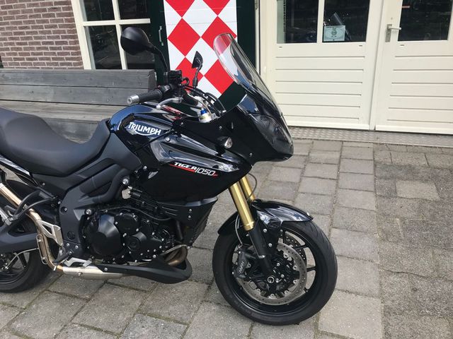 triumph - tiger-1050