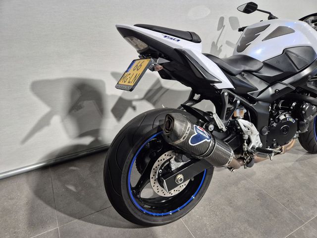 suzuki - gsr-750