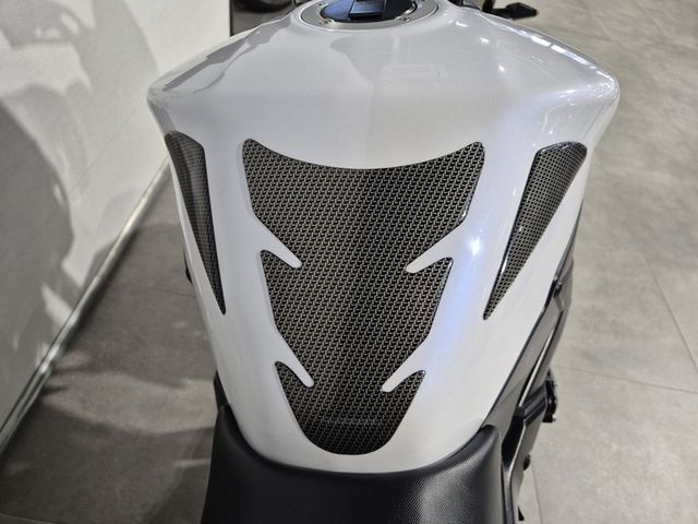 suzuki - gsr-750