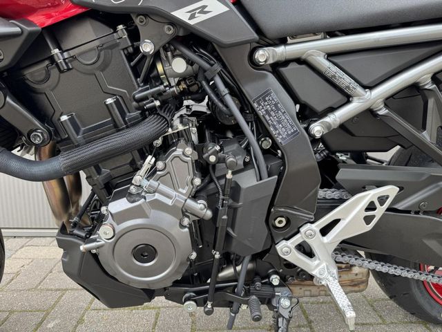suzuki - gsx-8s