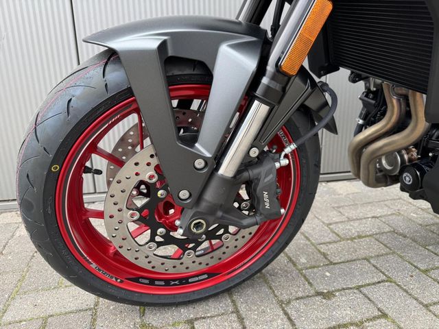 suzuki - gsx-8s