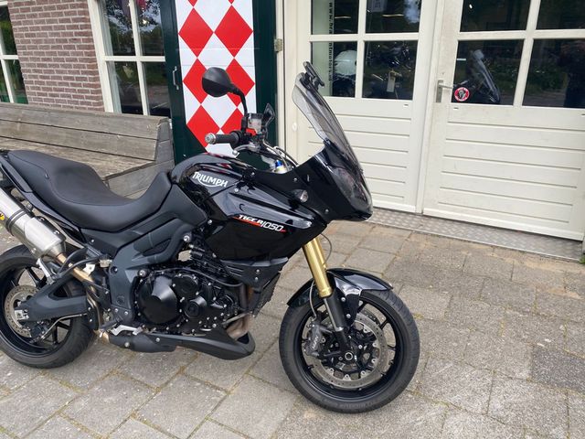 triumph - tiger-1050