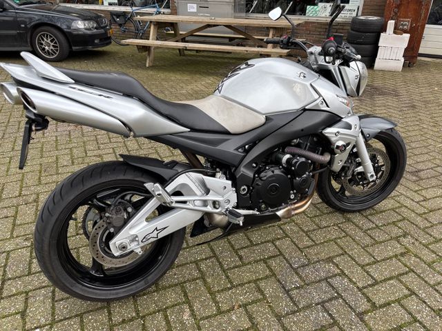 suzuki - gsr-600
