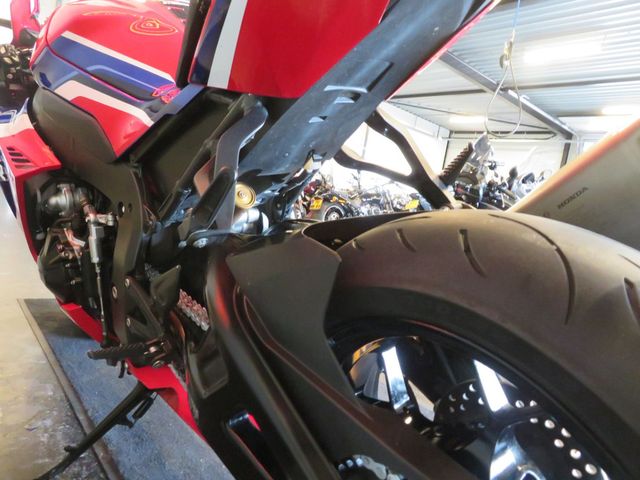 honda - cbr-1000-rr-r-fireblade-sp