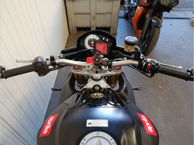 aprilia - tuono-v4