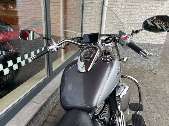 suzuki - intruder-c-800-classic