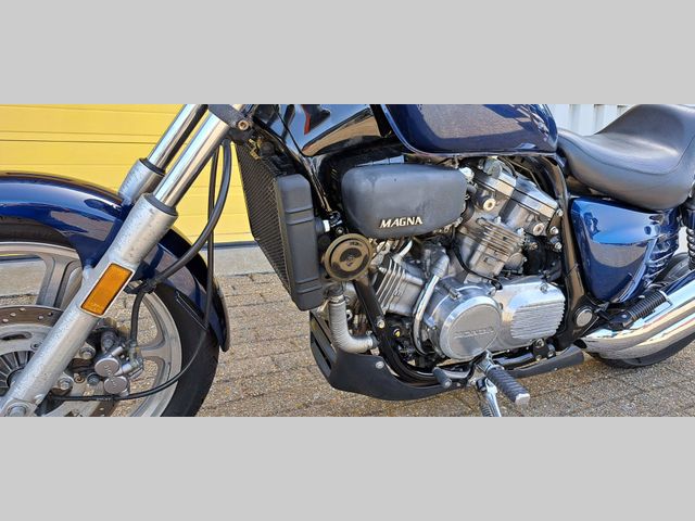 honda - vf-700-c-magna