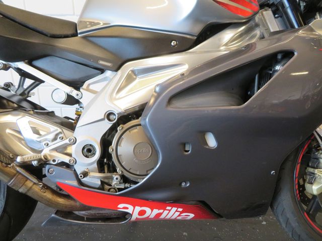 aprilia - rsv-1000-r-factory