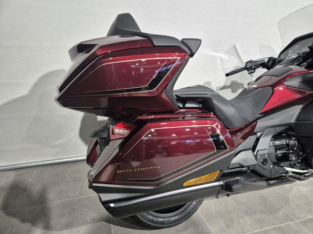 honda - gl-1800-goldwing-tour