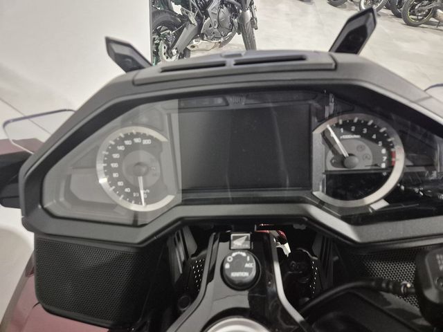 honda - gl-1800-goldwing-tour