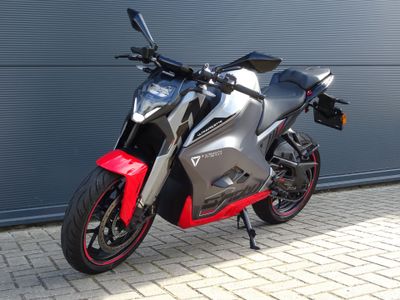ULTRAVIOLETTE F 77 MACH 2  – foto 4