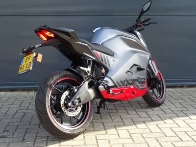 ULTRAVIOLETTE F 77 MACH 2  – foto 3