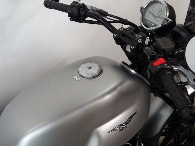 moto-guzzi - v-7-stone