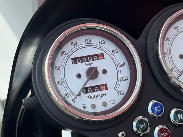 triumph - thruxton-900