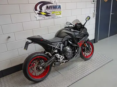 SUZUKI GSX-8R – foto 2