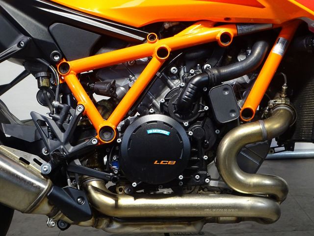 ktm - 1390-super-duke-r