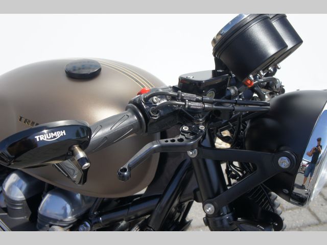 triumph - thruxton-900