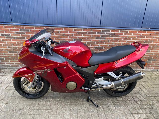 honda - cbr-1100--xx-super-blackbird