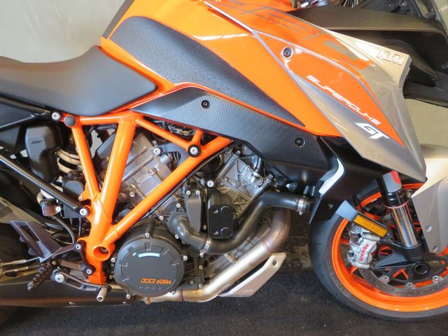 ktm - 1290-super-duke-gt