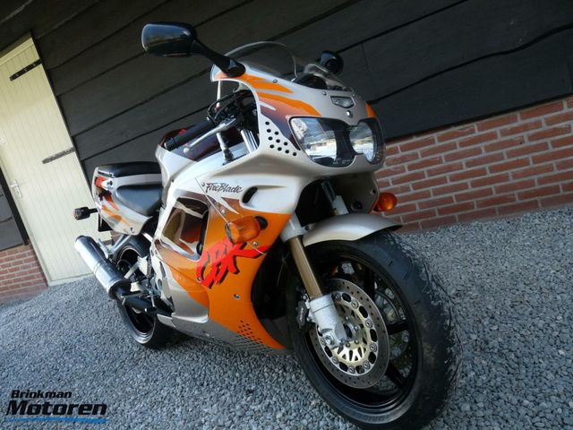 honda - cbr-900-rr-fireblade