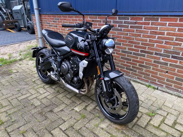 triumph - trident-660