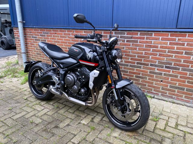 triumph - trident-660