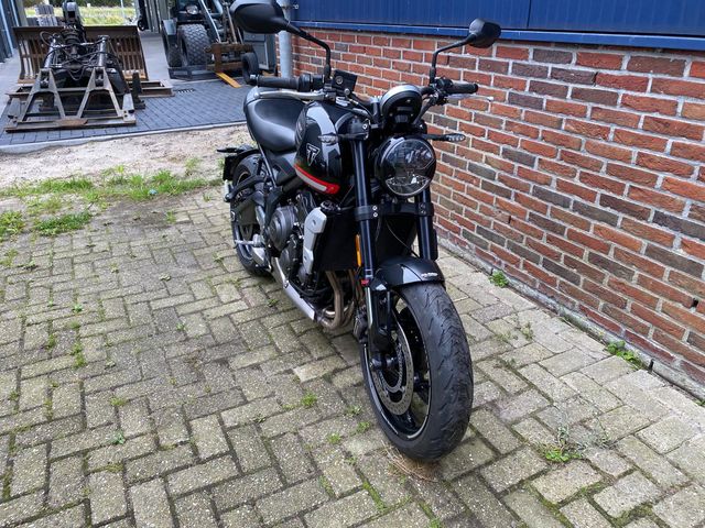triumph - trident-660