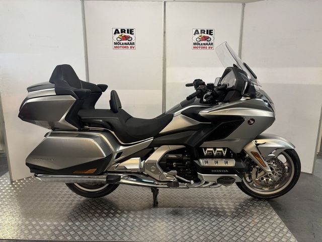 honda - gl-1800-goldwing-touring-deluxe
