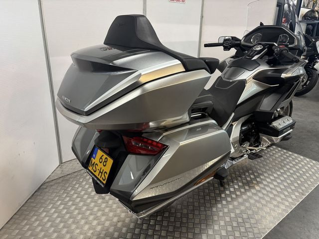 honda - gl-1800-goldwing-touring-deluxe