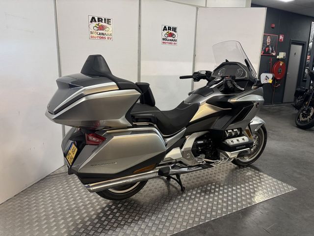honda - gl-1800-goldwing-touring-deluxe